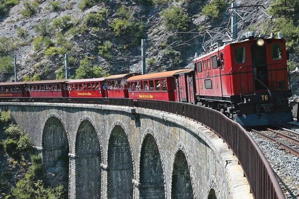 Gite Au Printemps Japonais, Petit Train De La Mure, Parc Des Ecrins Pierre-Chatel Экстерьер фото