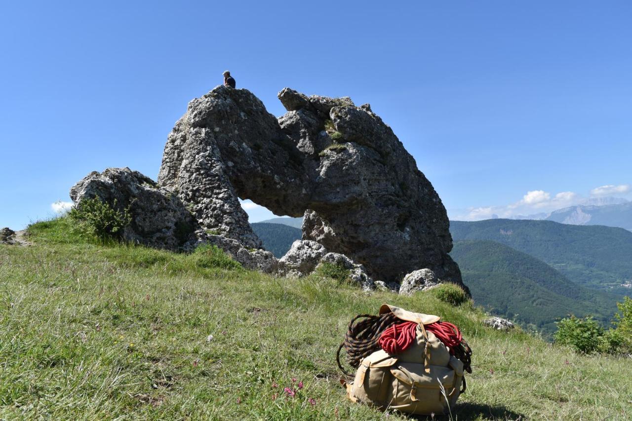 Gite Au Printemps Japonais, Petit Train De La Mure, Parc Des Ecrins Pierre-Chatel Экстерьер фото
